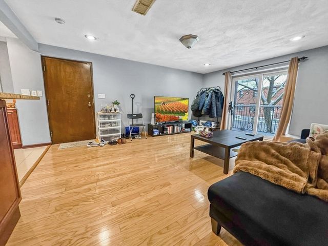 305 Riverside Ave 24, Medford, MA 02155