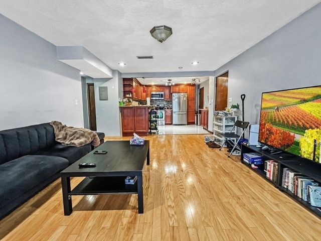 305 Riverside Ave 24, Medford, MA 02155