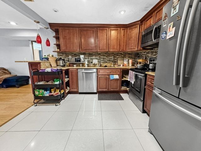 305 Riverside Ave 24, Medford, MA 02155