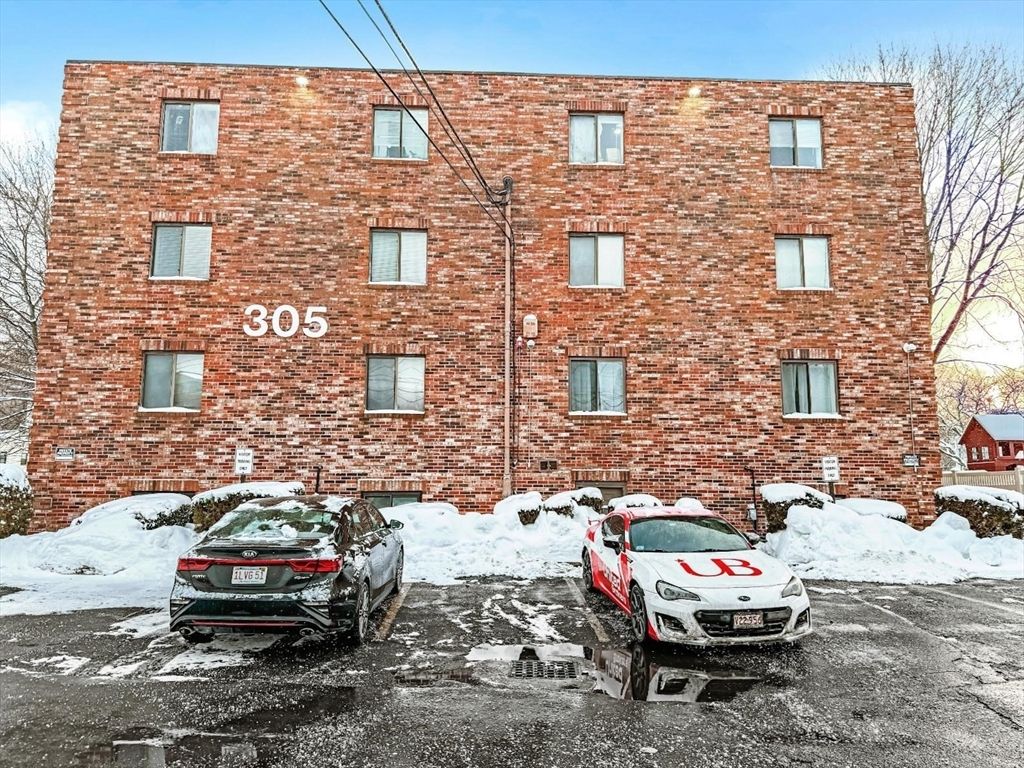 305 Riverside Ave 24, Medford, MA 02155