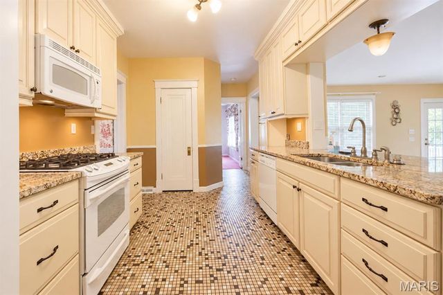 9 Glenview Drive, Belleview, IL 62223