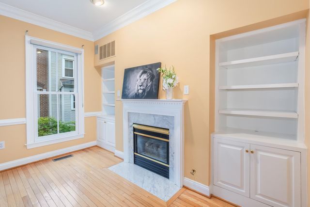 2310 N VAN BUREN CT N, Arlington, VA 22205
