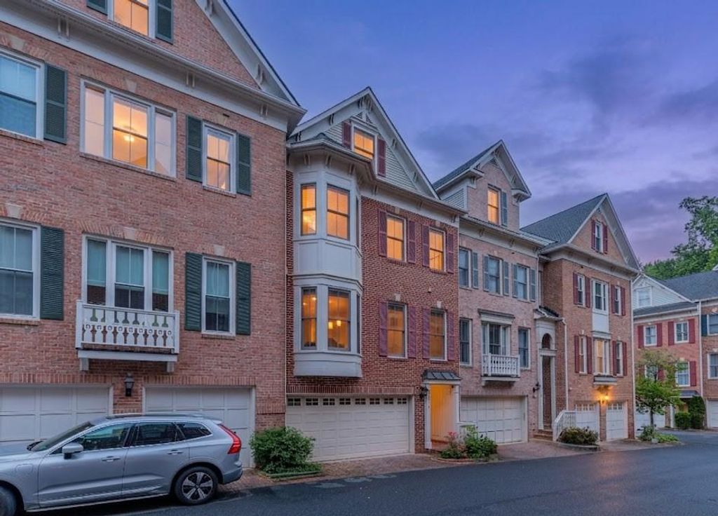 2310 N VAN BUREN CT N, Arlington, VA 22205