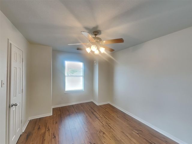 1052 Shadow Glenn Drive, Conroe, TX 77301