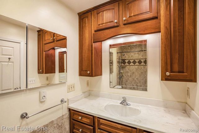3373 Auburn Drive, Troy, MI 48083