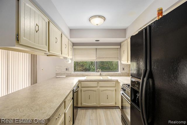 3373 Auburn Drive, Troy, MI 48083