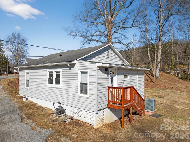 105 Countryside Drive SW, Lenoir, NC 28645