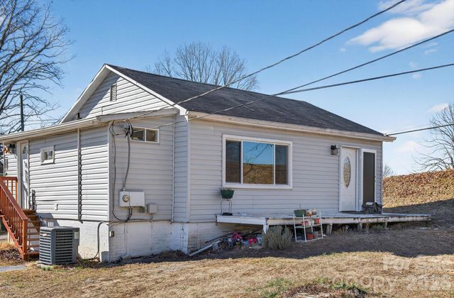 105 Countryside Drive SW, Lenoir, NC 28645