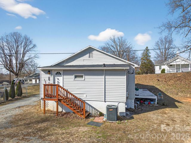 105 Countryside Drive SW, Lenoir, NC 28645