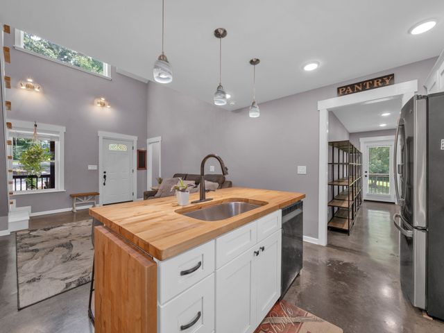 509 Iron Hill Rd, Burns, TN 37029