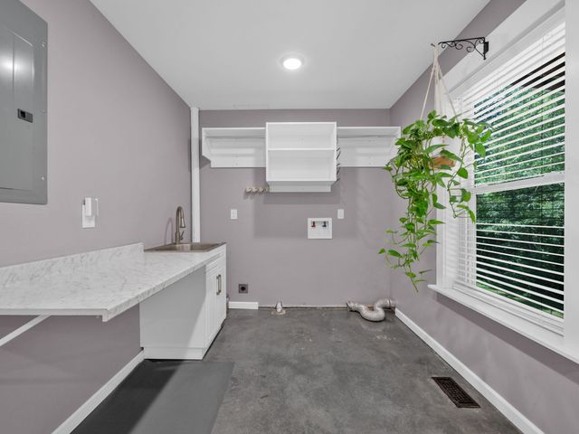 509 Iron Hill Rd, Burns, TN 37029