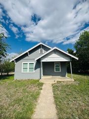100 N Brazos ST, Lockhart, TX 78644