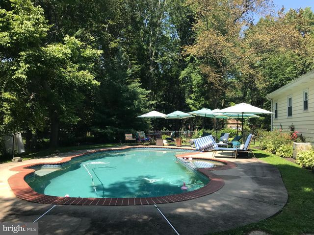 6 SPARROW CT, Ewing, NJ 08638