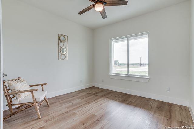 109 hidden hills, Floresville, TX 78114