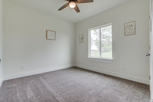 109 hidden hills, Floresville, TX 78114