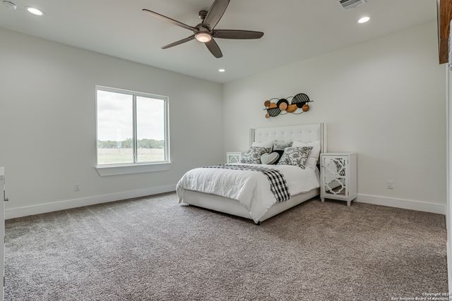 109 hidden hills, Floresville, TX 78114