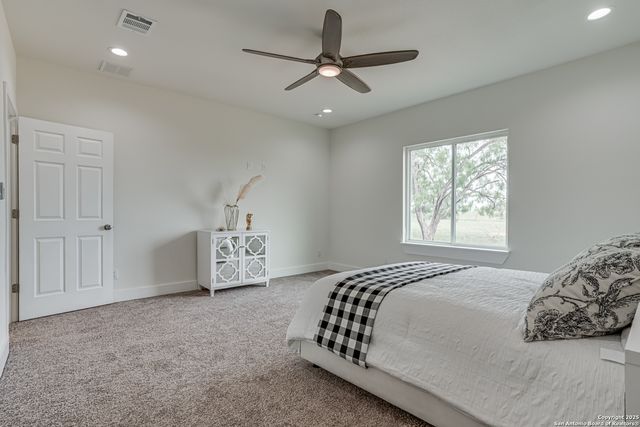 109 hidden hills, Floresville, TX 78114
