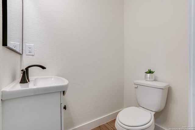109 hidden hills, Floresville, TX 78114