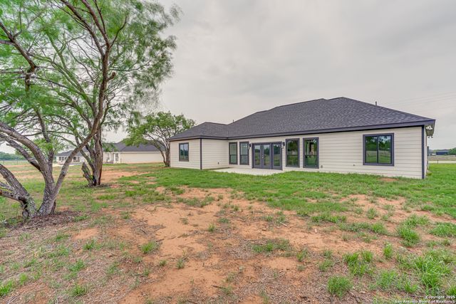 109 hidden hills, Floresville, TX 78114