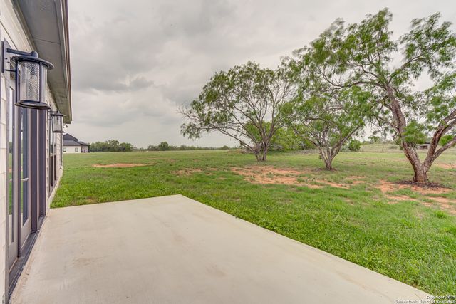 109 hidden hills, Floresville, TX 78114