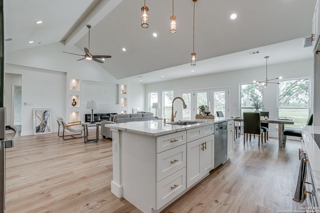 109 hidden hills, Floresville, TX 78114