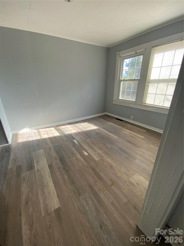 1521 W Davidson Avenue, Gastonia, NC 28052