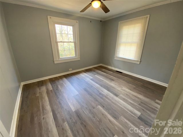 1521 W Davidson Avenue, Gastonia, NC 28052