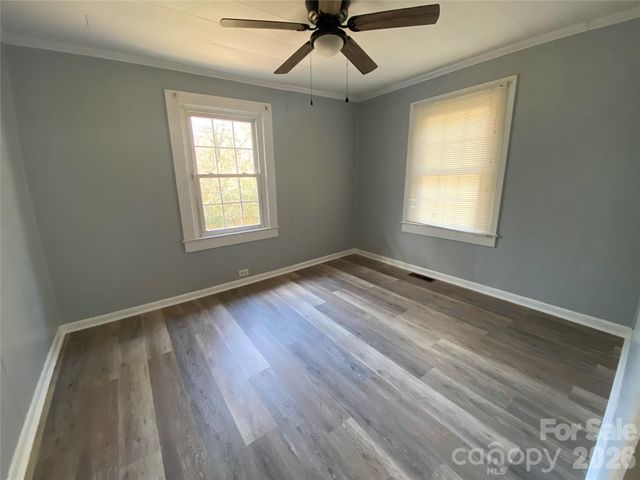 1521 W Davidson Avenue, Gastonia, NC 28052