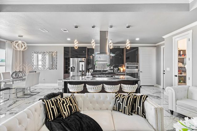 2701 Starling Dr, Midland, TX 79706