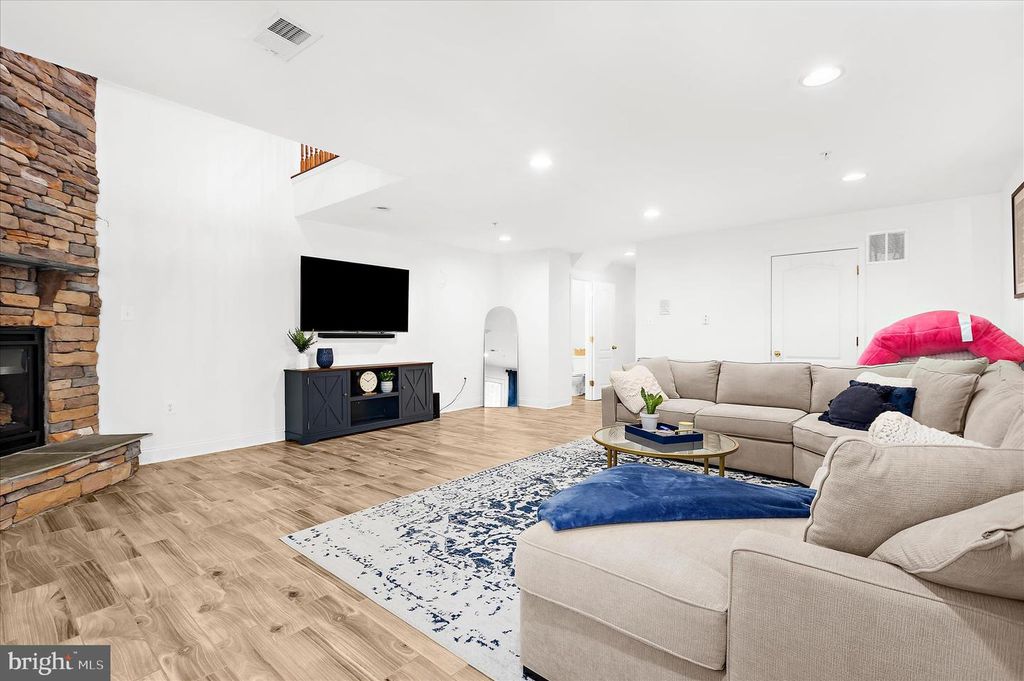 Image 9 of property listing at 9128 MARLOVE OAKS LN, Owings Mills, MD 21117