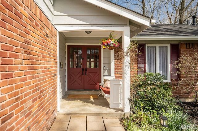 812 Paquerette Court, Manchester, MO 63021