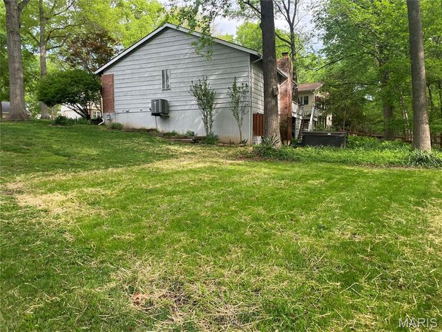 812 Paquerette Court, Manchester, MO 63021
