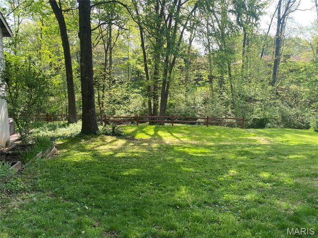 812 Paquerette Court, Manchester, MO 63021