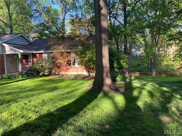 812 Paquerette Court, Manchester, MO 63021