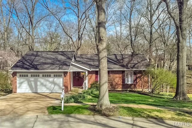 812 Paquerette Court, Manchester, MO 63021