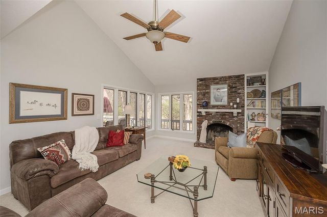 812 Paquerette Court, Manchester, MO 63021
