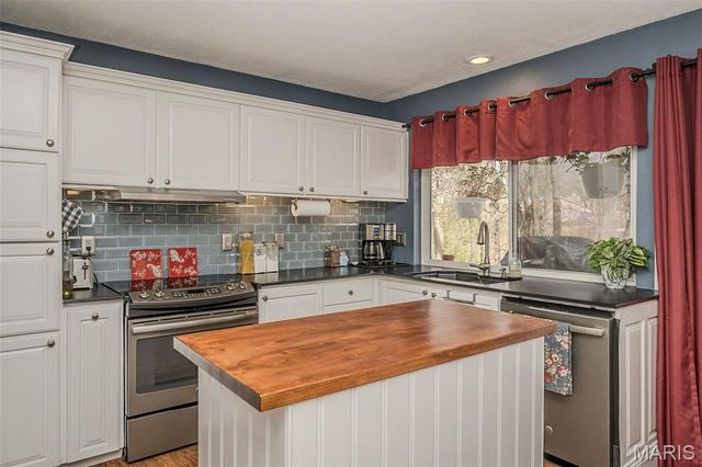 812 Paquerette Court, Manchester, MO 63021