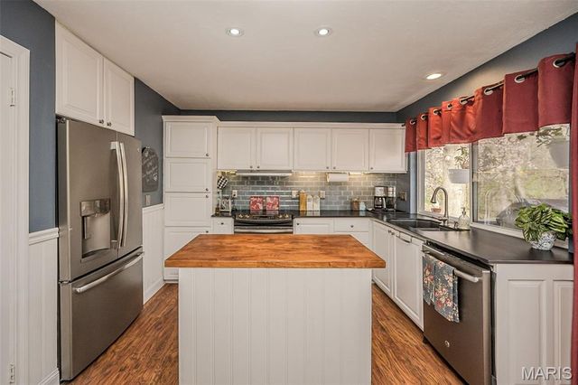 812 Paquerette Court, Manchester, MO 63021
