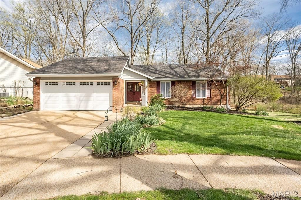 812 Paquerette Court, Manchester, MO 63021