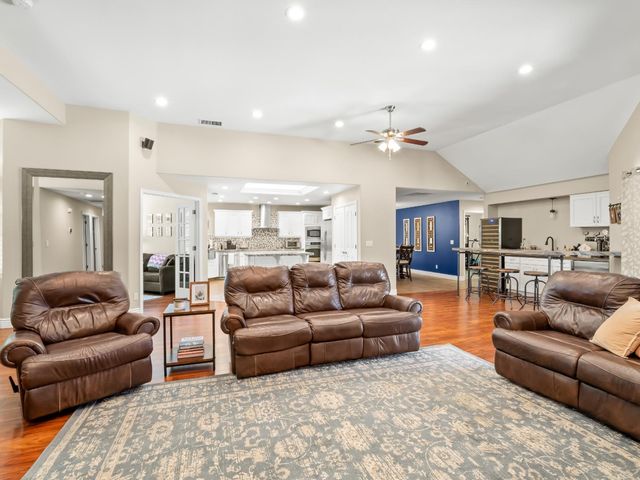 2690 Joshua Avenue, Clovis, CA 93611