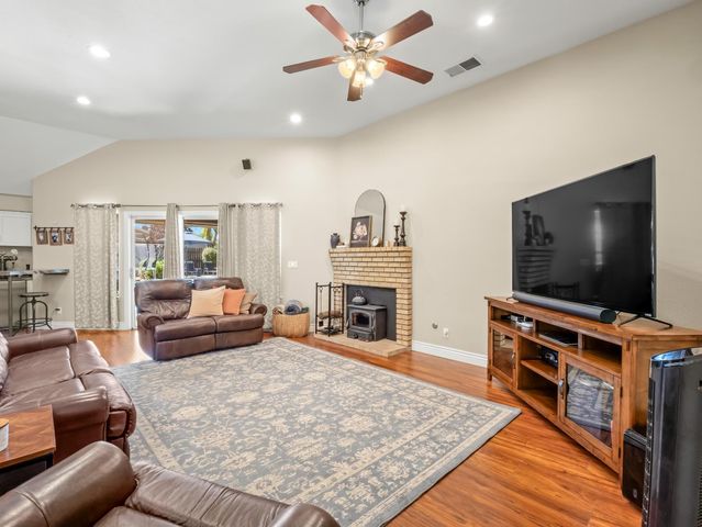 2690 Joshua Avenue, Clovis, CA 93611