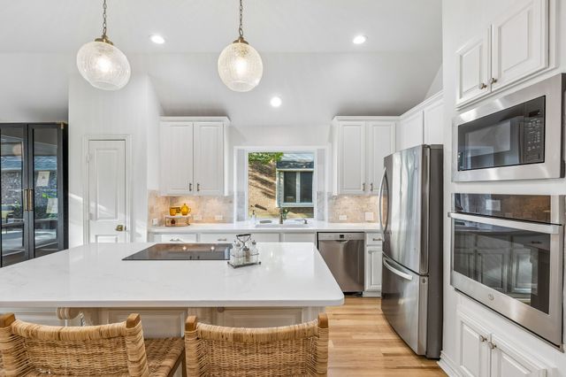 936 MIDLAND CREEK Drive, Southlake, TX 76092