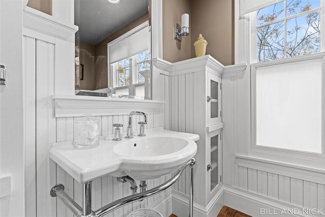 24 Chestnut Street, Douglas, MI 49406