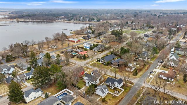 24 Chestnut Street, Douglas, MI 49406