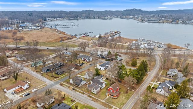 24 Chestnut Street, Douglas, MI 49406