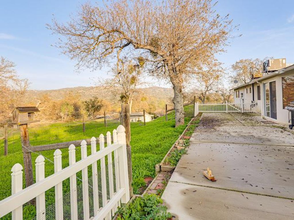 Image 30 of property listing at 42485 John Muir Drive, Coarsegold, CA 93614