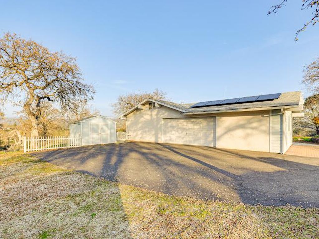 Image 36 of property listing at 42485 John Muir Drive, Coarsegold, CA 93614