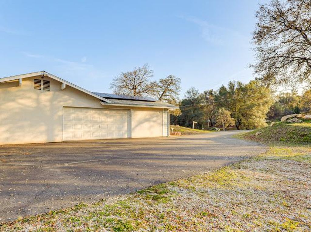 Image 37 of property listing at 42485 John Muir Drive, Coarsegold, CA 93614