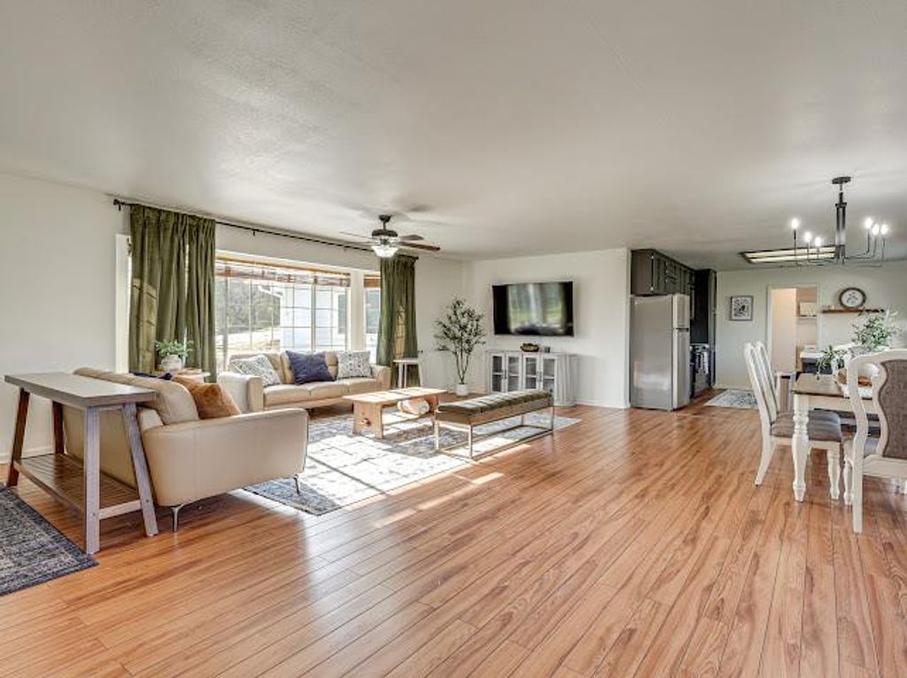 Image 6 of property listing at 42485 John Muir Drive, Coarsegold, CA 93614