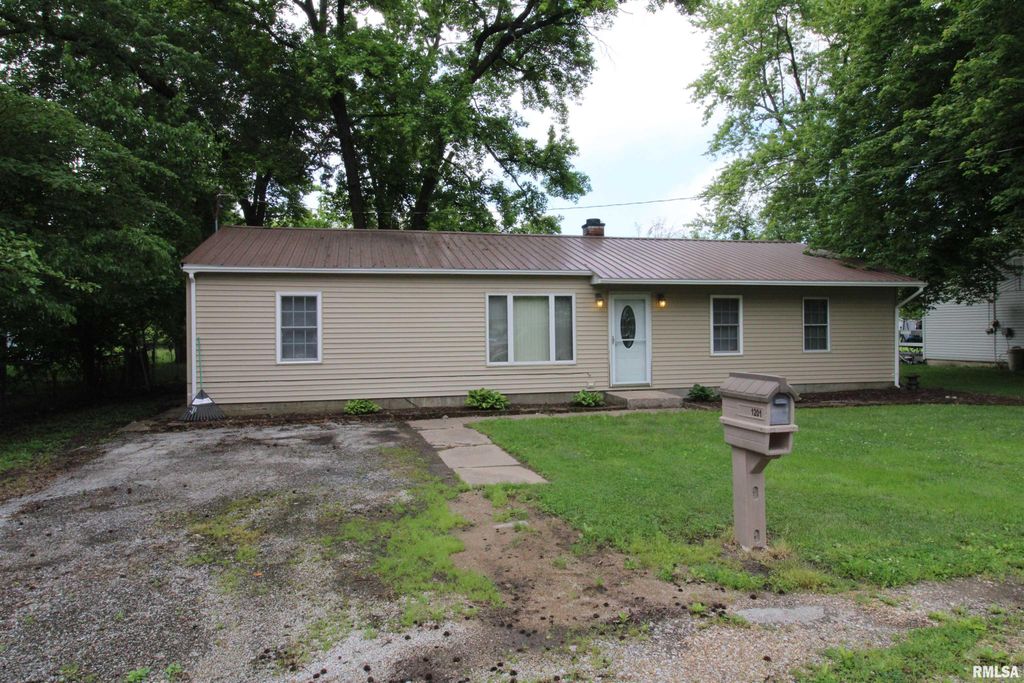 Image 1 of property listing at 1201 W BENNETT, Salem, IL 62881